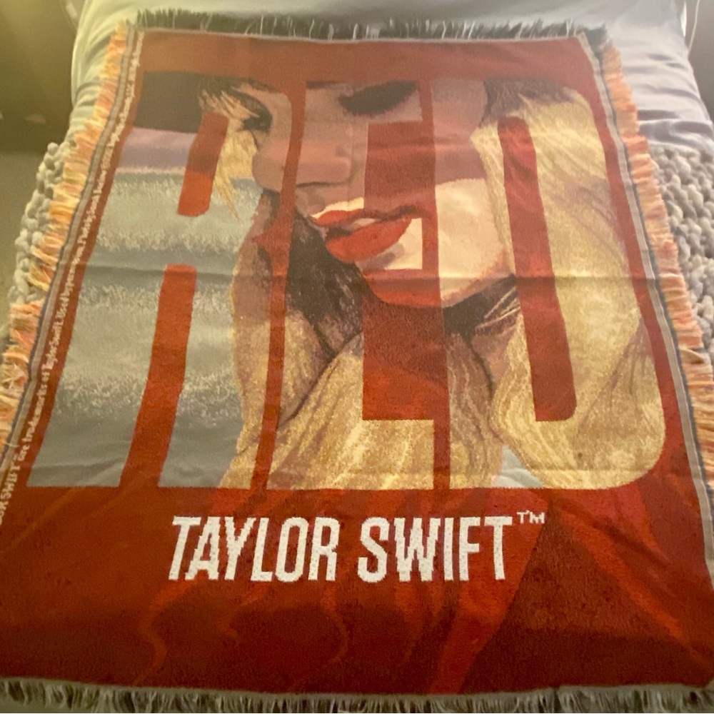 RARE 2012 Taylor Swift Red deluxe album Woven Tapestry Throw Blanket